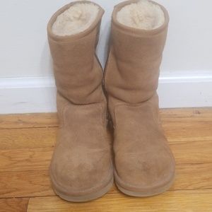 UGG Youth Boots. Chestnut